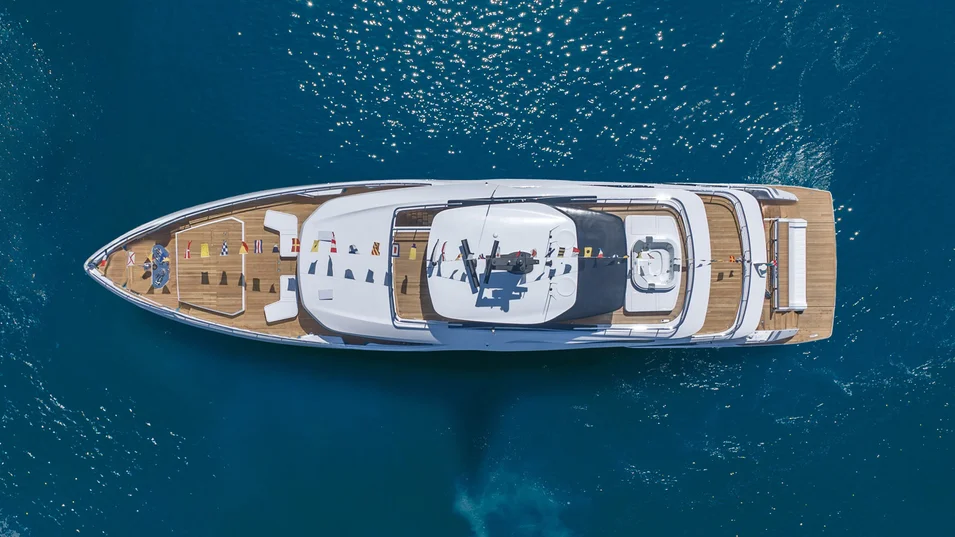 На борту Custom Line Navetta 35 немало мест для отдыха на свежем воздухе