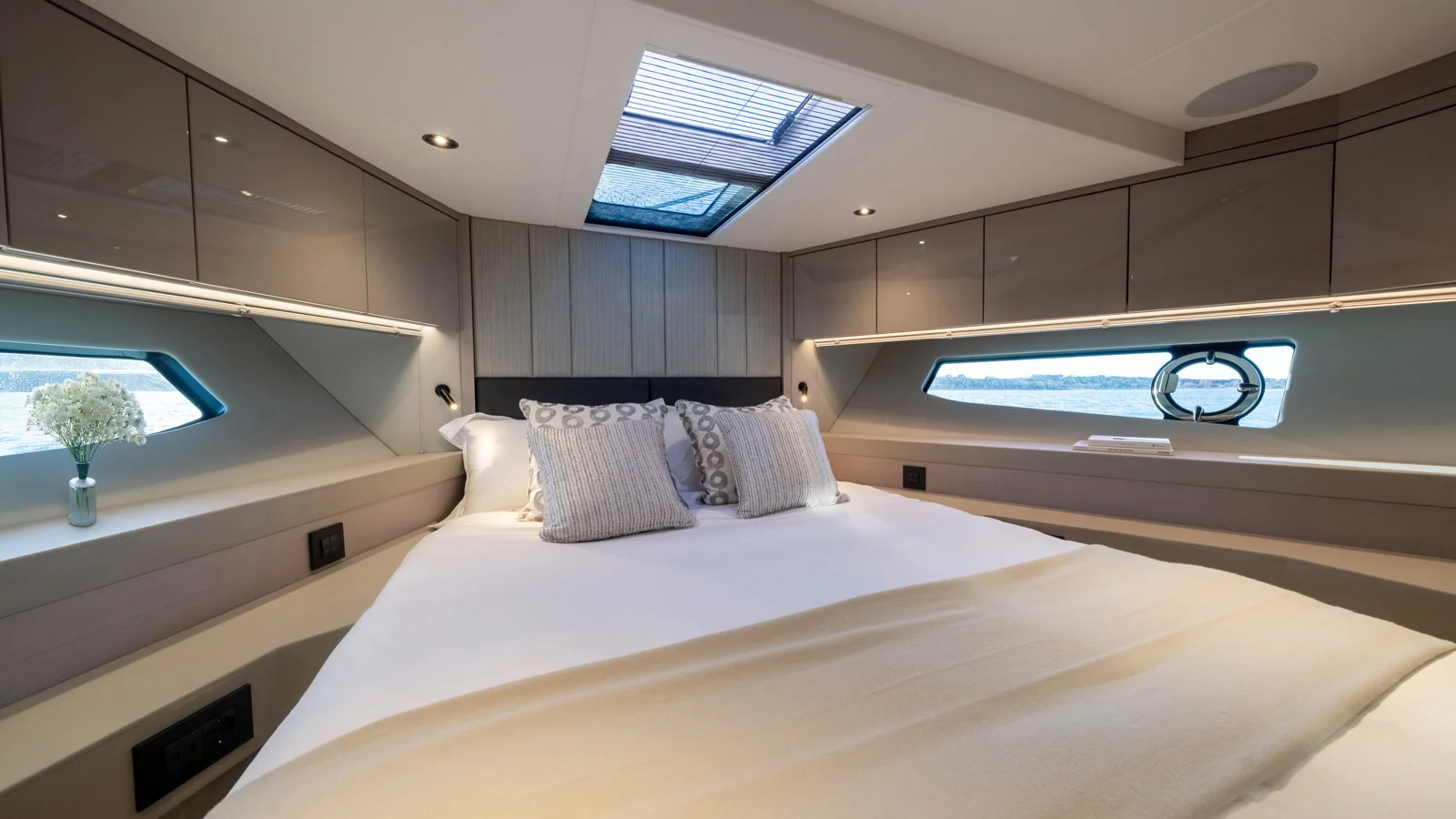 VIP-каюта в носовой части нижней палубы Sunseeker Manhattan 56