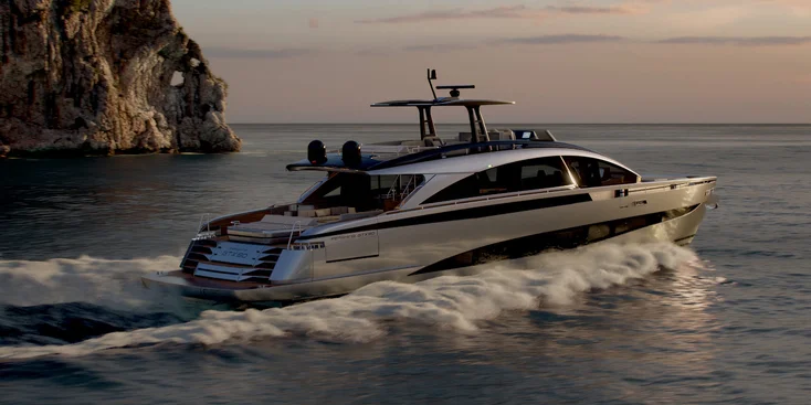 The GTX90's maximum speed is 35 knots