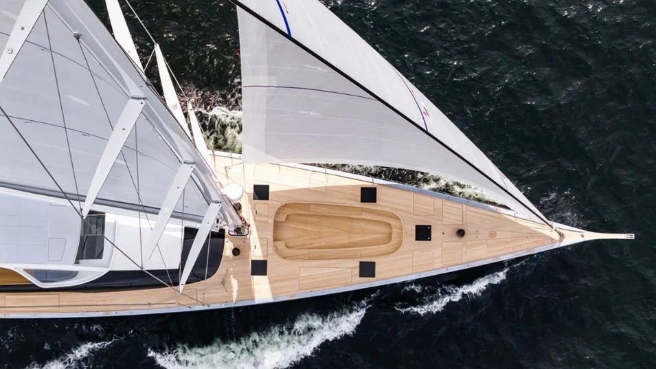 На фордеке Baltic 121 Custom Alice сделано 