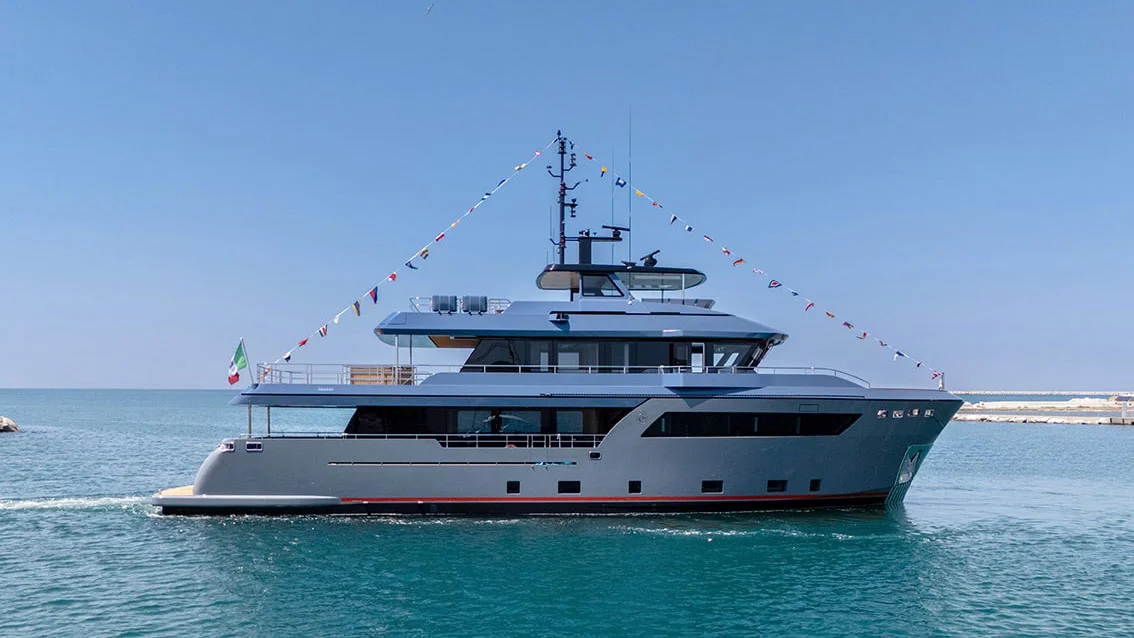 Several changes have been made to the standard Darwin 102, so the CdM Haze² is difference from her sisterships