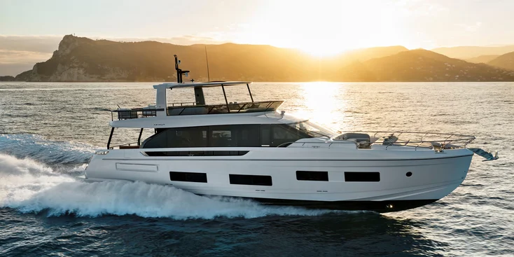 Экстерьер 24.8-метрового флайбриджного флагмана Azimut Fly 82 разработал Альберто Манчини (Alberto Mancini)