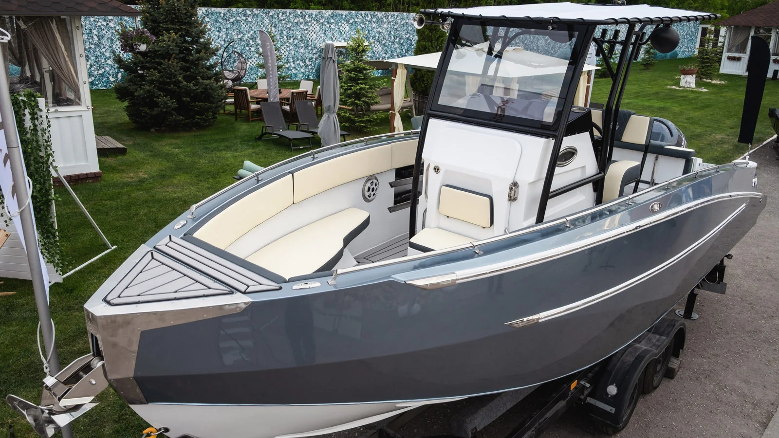 Ginom 730 Day Cruiser с центральной консолью стала первой серийной моделью верфи, которую она впервые представила на выставке Samara Boat Show в 2024 году