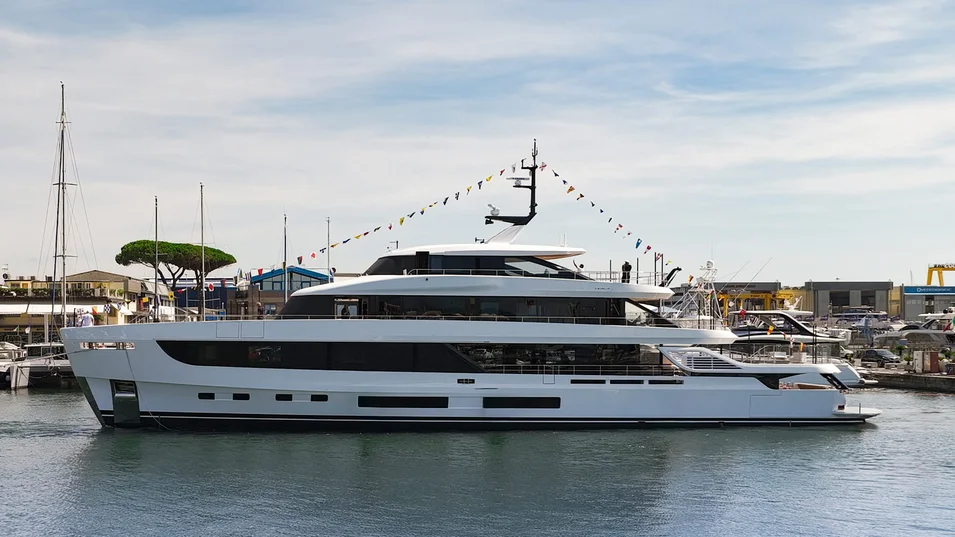 Спуск на воду первого корпуса Azimut Grande 44M состоялся в начале июля 2026 года